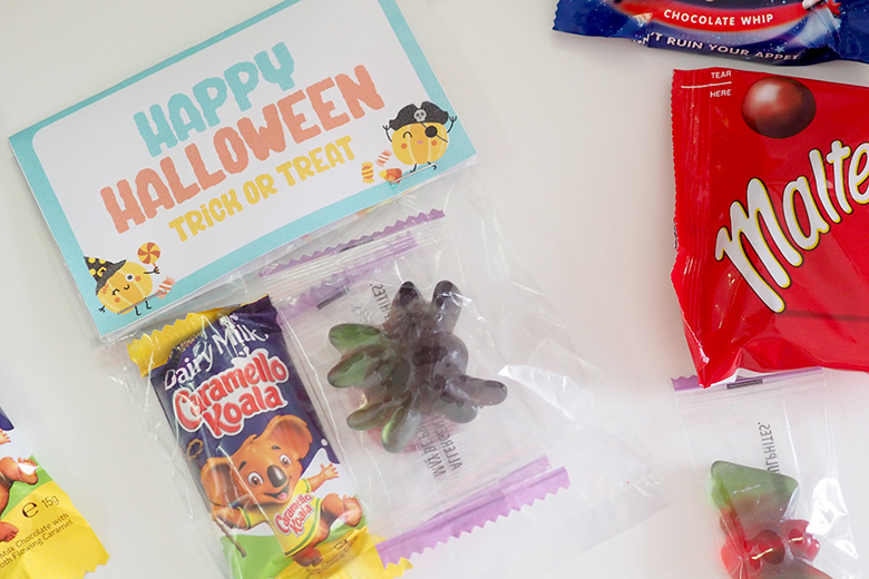 Use these fun and spooky Halloween Bag Toppers for Treats and Lollies for the kids to give their friends at school or to share with others in the neighbourhood.