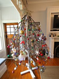 I've always been curious if there was a 'perfect' way to decorate a christmas tree... turns out there is!!! Check out the right way to decorate the tree, I've been doing it wrong all these years LOL.