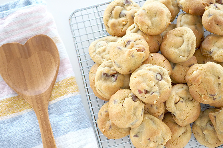 These Chocolate Chip Peanut Biscuits are delicious, nutty and so simple - I couldn't stop eating them!