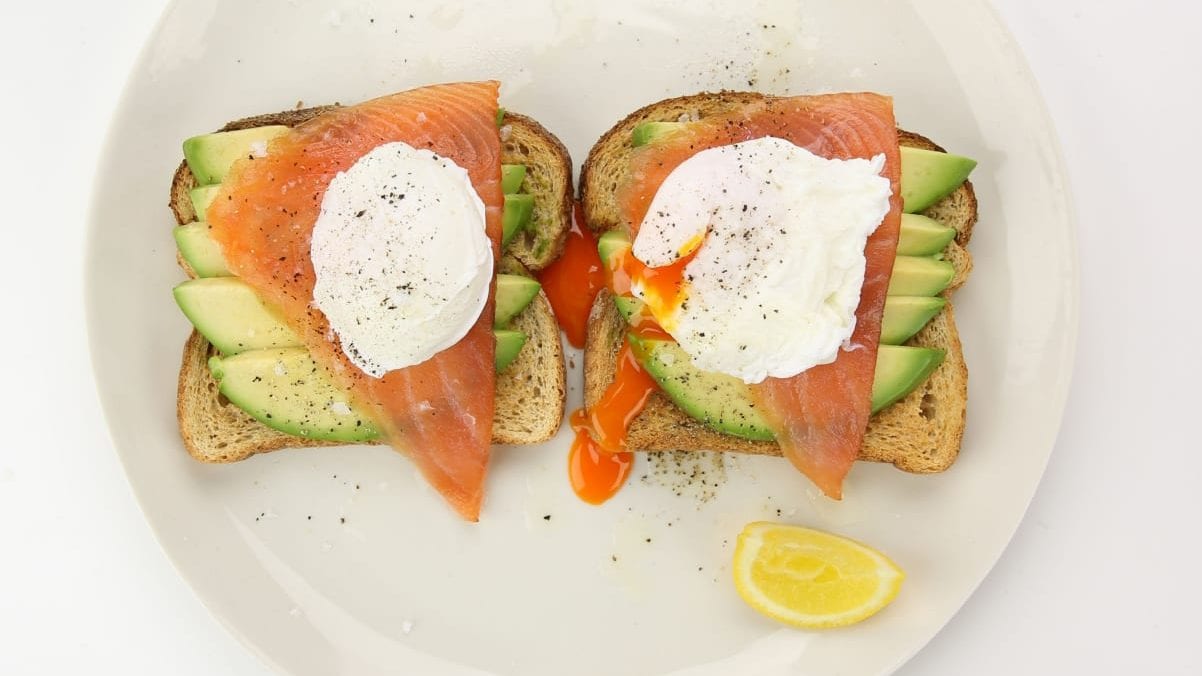 Smoked salmon with avocado and eggs on toast