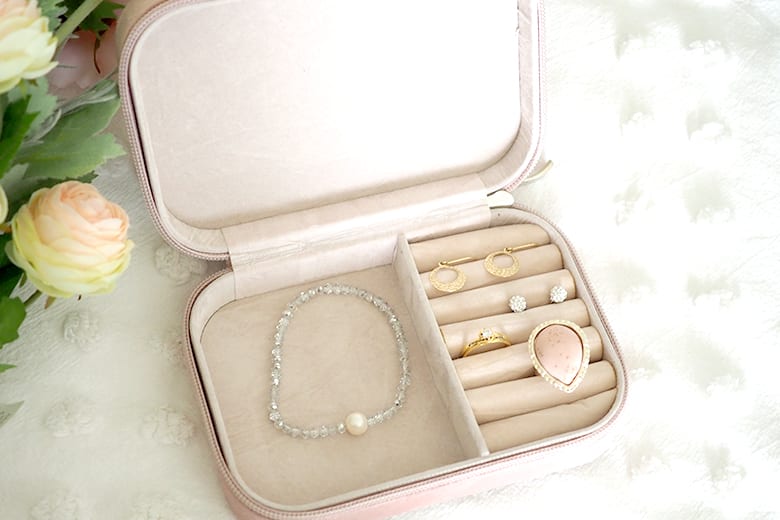 Travel jewellery box to organise rings and bracelets on your trip