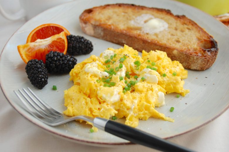 Scrambled eggs with cream cheese and toast