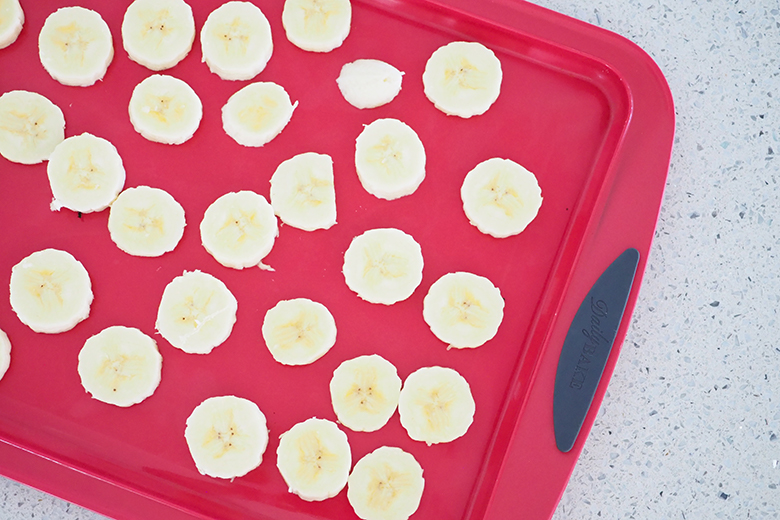 https://theorganisedhousewife.com.au/wp-content/uploads/2020/08/the-organised-housewife-bananas-on-tray-yummy-banana-recipes.jpg