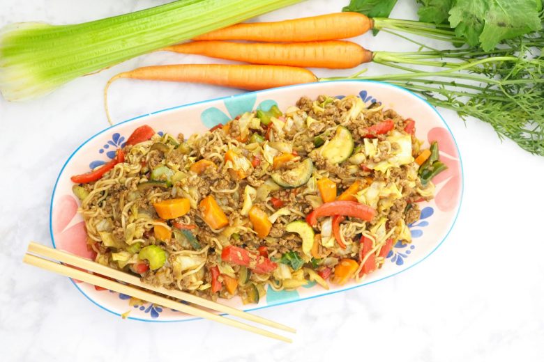 beef with an association of vegetables of carrots, bell peppers, cucumbers, onions and peas