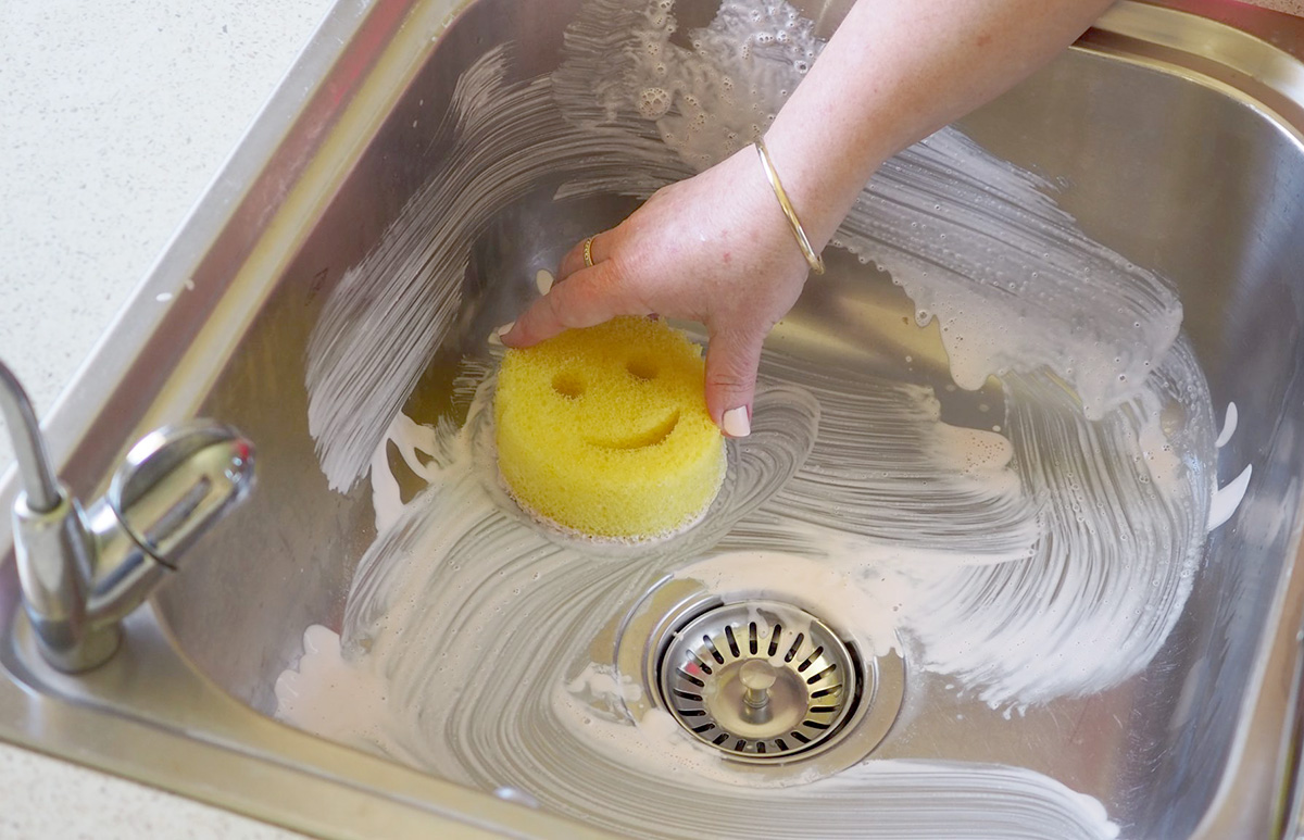 How to clean a kitchen sink - The Organised Housewife