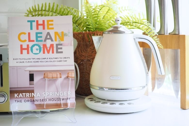https://theorganisedhousewife.com.au/wp-content/uploads/2023/03/How-to-clean-the-kettle-4.jpg