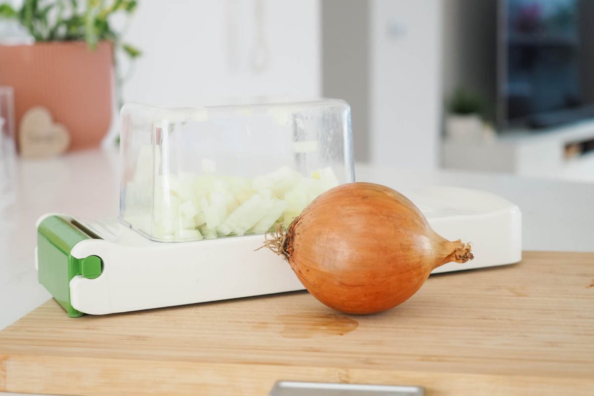 This Alligator Chopper is so simple to use, makes the tedious task of chopping fruit and vegetables quick, safe and fun, inspiring you to create more delicious and healthy meals. Allowing you to perfectly dice onions, tomatoes, or potatoes in one easy stroke.