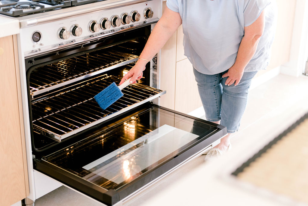 How to clean the oven - The Organised Housewife